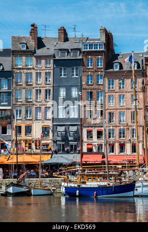 Bateaux amarrés dans le port à côté de diners et quai des bâtiments historiques, des cafés et restaurants, la ville de Honfleur, Normandie France Banque D'Images