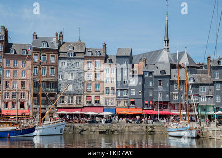 Bateaux amarrés dans le port à côté de diners et quai des bâtiments historiques, des cafés et restaurants, la ville de Honfleur, Normandie France Banque D'Images