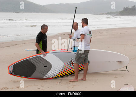 Les hommes avec paddle boards sur Upper Cheung Sha Beach l'île de Lantau à Hong Kong, Chine Banque D'Images