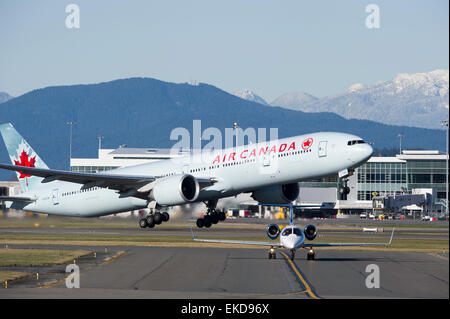 Air Canada Boeing 777-333 ER qui décolle de l'Aéroport International de Vancouver YVR Banque D'Images