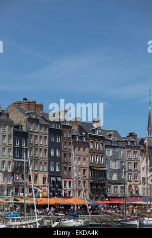 Bateaux amarrés dans le port à côté de diners et quai des bâtiments historiques, des cafés et restaurants, la ville de Honfleur, Normandie France Banque D'Images