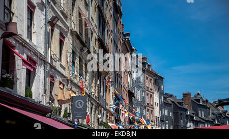 Ville ancienne et historique édifices entourent le port maritime quai contre le ciel bleu, la ville de Honfleur, Normandie France Banque D'Images