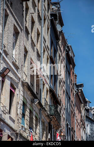 Ville ancienne et historique édifices entourent le port maritime quai contre le ciel bleu, la ville de Honfleur, Normandie France Banque D'Images