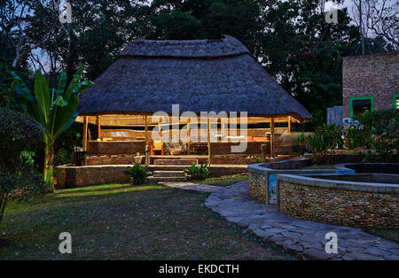 Photo de nuit Primate Lodge Kibale, parc national de Kibale, Fortal, portail de l'Ouganda, l'Afrique Banque D'Images