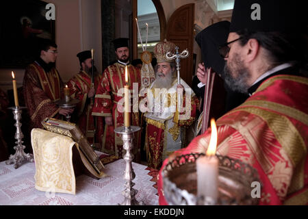 Patriarche orthodoxe grec de Jérusalem Theophilos III prier à la chapelle du Patriarcat grec orthodoxe dans la vieille ville de Jérusalem-Est Israël Banque D'Images