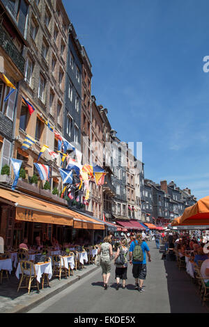 Les visiteurs de marcher à côté de diners et quai des bâtiments historiques, des cafés et restaurants, la ville de Honfleur, Normandie France Banque D'Images