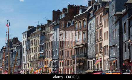 Ville ancienne et historique édifices entourent le port maritime quai contre le ciel bleu, la ville de Honfleur, Normandie France Banque D'Images