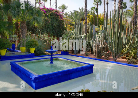 La fontaine des jardins Majorelle à Marrakech, Maroc Banque D'Images