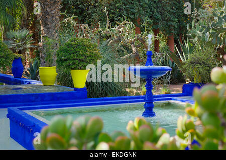 La fontaine des jardins Majorelle à Marrakech, Maroc Banque D'Images