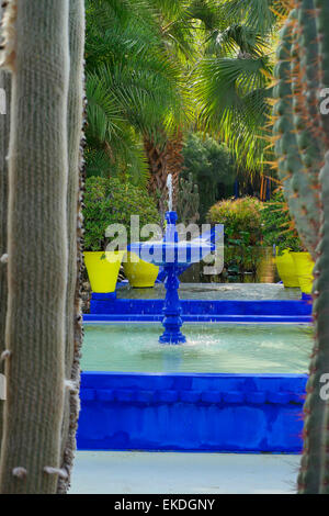 La fontaine des jardins Majorelle à Marrakech, Maroc Banque D'Images