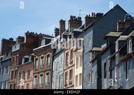 Ville ancienne et historique édifices entourent le port maritime quai contre le ciel bleu, la ville de Honfleur, Normandie France Banque D'Images