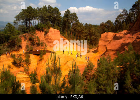 Les roches ocres. Roussillon, France. Banque D'Images