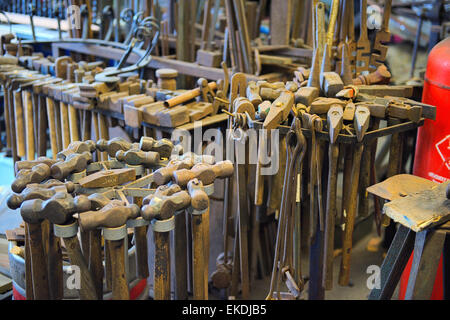 Variété d'outils comme les marteaux utilisés par forgeron au Westpoint Forge, UK Banque D'Images