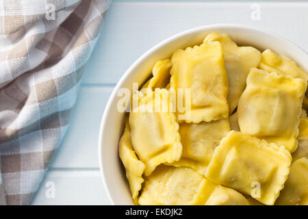 Les raviolis cuits dans un bol de pâtes Banque D'Images