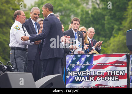 Le président Obama Merci Chuck Canterbury, Président de la Grande Loge ordre fraternel de la police à la 32e Conférence nationale des agents de la paix. James Tourtellotte Banque D'Images