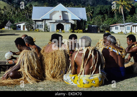 Guerriers traditionnels fidjiens la préparation du kava. malakati village. nacula île. Fidji du pacifique sud. Banque D'Images