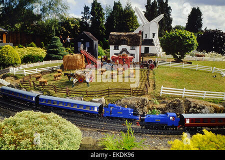 Train, ferme et moulin à Bekonscot Model Village et chemin de fer. Beaconsfield. Le Buckinghamshire. L'Angleterre Banque D'Images