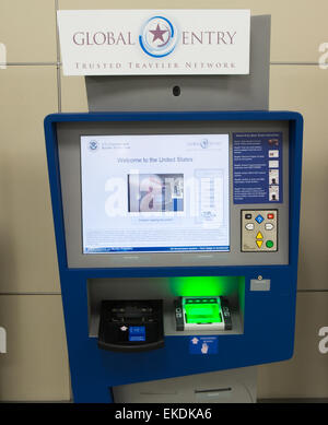 Global Entry et APC Kiosques, situé dans les aéroports internationaux à travers la nation, rationaliser l'entrée aux États-Unis. James Tourtellotte Banque D'Images