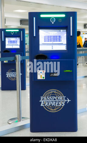 Global Entry et APC Kiosques, situé dans les aéroports internationaux à travers la nation, rationaliser l'entrée aux États-Unis. James Tourtellotte Banque D'Images