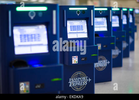 Global Entry et APC Kiosques, situé dans les aéroports internationaux à travers la nation, rationaliser l'entrée aux États-Unis. James Tourtellotte Banque D'Images