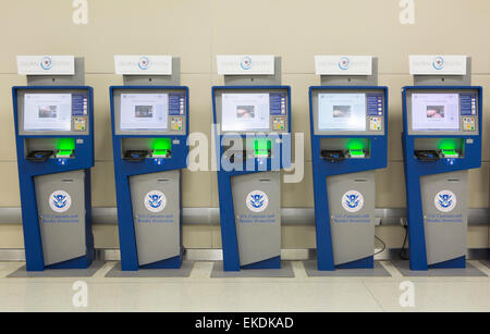Des bornes Global Entry et Automated Passport Control (APC) sont installées dans les aéroports internationaux du pays afin de simplifier le processus pour les voyageurs entrant aux États-Unis. Ces kiosques réduisent les temps d'attente et améliorent l'efficacité aux postes de contrôle douanier. Banque D'Images