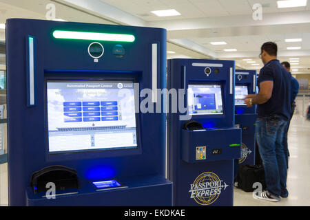 Global Entry et APC Kiosques, situé dans les aéroports internationaux à travers la nation, rationaliser l'entrée aux États-Unis. James Tourtellotte Banque D'Images