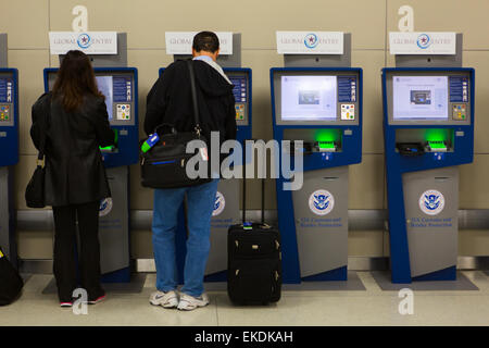 Global Entry et APC Kiosques, situé dans les aéroports internationaux à travers la nation, rationaliser l'entrée aux États-Unis. James Tourtellotte Banque D'Images