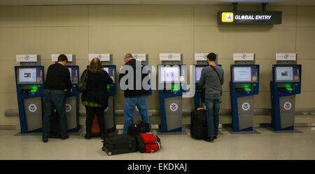 Global Entry et APC Kiosques, situé dans les aéroports internationaux à travers la nation, rationaliser l'entrée aux États-Unis. James Tourtellotte Banque D'Images