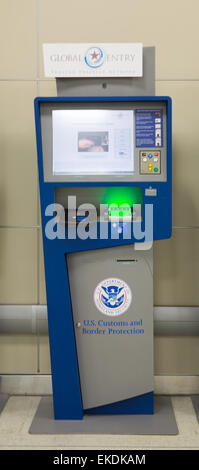 Global Entry et APC Kiosques, situé dans les aéroports internationaux à travers la nation, rationaliser l'entrée aux États-Unis. James Tourtellotte Banque D'Images