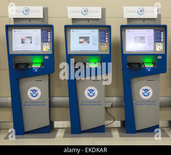 Global Entry et APC Kiosques, situé dans les aéroports internationaux à travers la nation, rationaliser l'entrée aux États-Unis. James Tourtellotte Banque D'Images