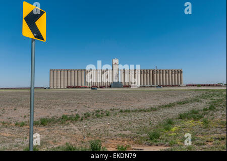 Grand bâtiment de l'élévateur à grain sur l'Interstate 27, de Lubbock. Texas Panhandle, Texas, États-Unis Banque D'Images