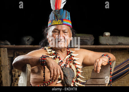Dans l'Amazonie équatorienne chaman lors d'une cérémonie de l'Ayahuasca réel Parution Modèle Images Comme vu en avril 2015 Banque D'Images