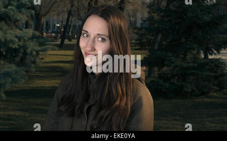 Image de couleur brune aux cheveux longs teen girl in the city park Banque D'Images