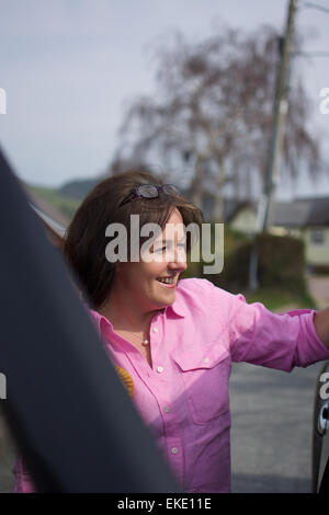 Elizabeth Evans hors campagne pour la marque Williams lors de l'élection générale 2015 dans l'ouest du pays de Galles Ceredigion Banque D'Images