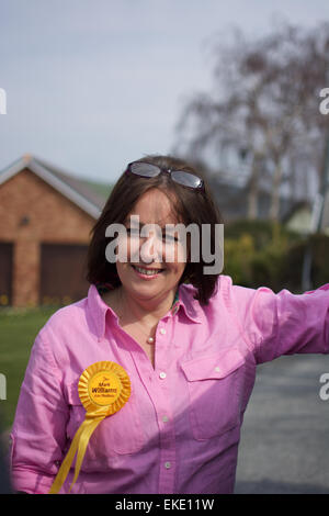 Elizabeth Evans hors campagne pour la marque Williams lors de l'élection générale 2015 dans l'ouest du pays de Galles Ceredigion Banque D'Images