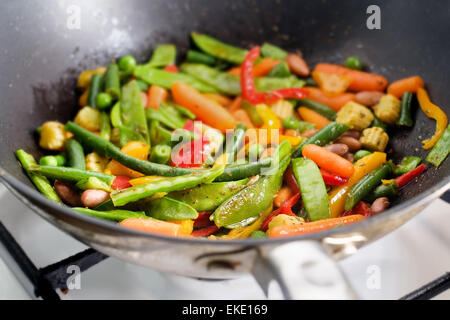 Libre de droit de la cuisson au wok mix légumes mexicains pan vue latérale Banque D'Images