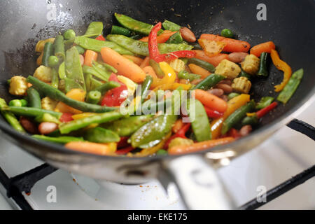 La cuisson au wok mix légumes mexicains pan Banque D'Images