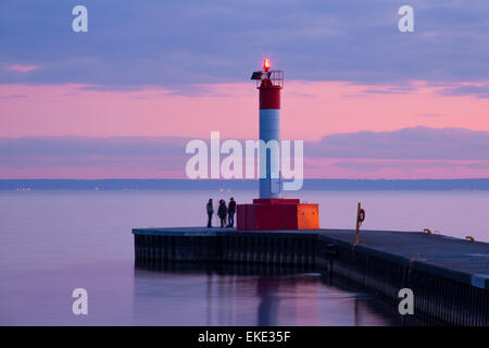 Un phare pendant un coucher de soleil colorés sur le lac Ontario, à Waterworks Park à Oakville, Ontario, Canada. Banque D'Images