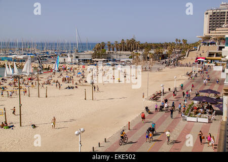 TEL AVIV - avril 7th, 2015 : la plage à Tel Aviv, bondés de gens sur une journée chaude. Certains sont à vélo ou à pied. Banque D'Images