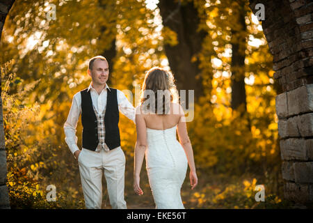 Beautiful couple posant sur un fond de forêt d'automne Banque D'Images