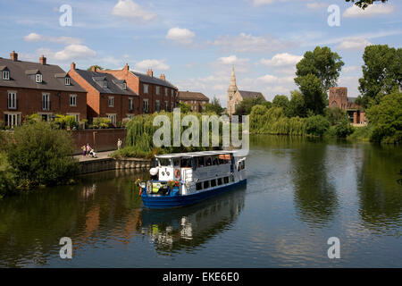 Navire de plaisance Sabrina emmène les touristes le long de la rivière Severn à Shrewsbury, Shropshire au cours de l'été 2014. Banque D'Images