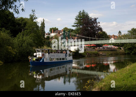 Navire de plaisance Sabrina emmène les touristes le long de la rivière Severn à Shrewsbury, Shropshire au cours de l'été 2014. Banque D'Images