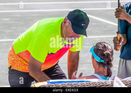 9 avril 2015 - Charleston, SC, États-Unis - Charleston, SC - Apr 09, 2015 : [8] Caroline Garcia (FRA) parle à son père et entraîneur, Paul Garcia, lors de leur match contre [Q] Lucie Hradecka (CZE] à la coupe Family Circle le cercle familial au Tennis Center à Charleston, SC...[Q] Lucie Hradecka remporte le 3e tour 5-7, 7-5, 6-4 Banque D'Images