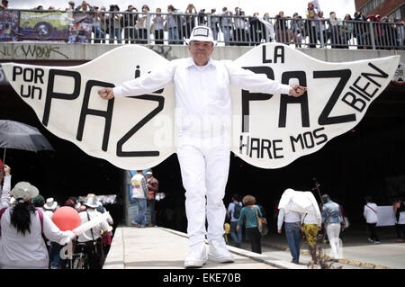 Bogota, Colombie. Apr 9, 2015. Un homme prend part à la marche pour la paix, marquant la Journée nationale de la mémoire et de la solidarité avec les victimes des conflits armés, à Bogota, Colombie, le 9 avril 2015. © Juan David Paez/COLPRENSA/Xinhua/Alamy Live News Banque D'Images