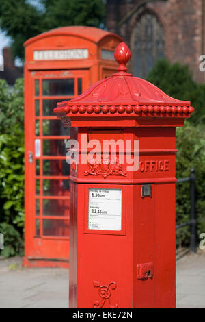 Cabine téléphonique rouge historique et post box à Shrewsbury, Shropshire. Banque D'Images