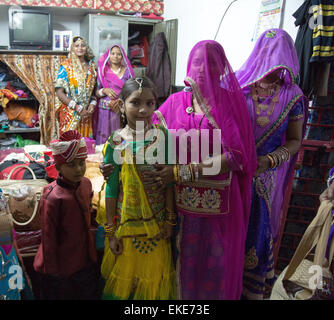 L'intérieur de la maison du fiancé avec quelques membres de sa famille, cérémonie de mariage Jodhpur Banque D'Images