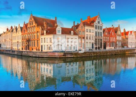 Bruges canal Spiegelrei avec de belles maisons, Belgique Banque D'Images