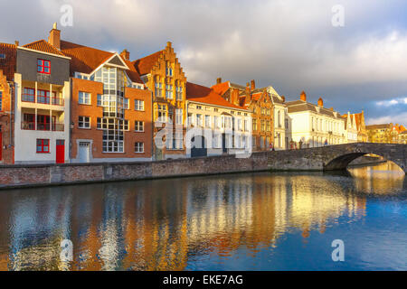 Bruges canal Spiegelrei avec de belles maisons, Belgique Banque D'Images