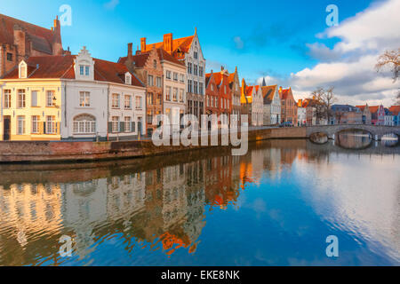 Bruges canal Spiegelrei avec de belles maisons, Belgique Banque D'Images