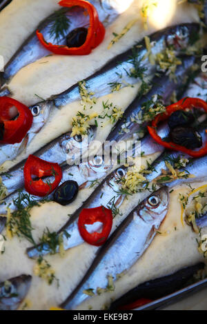 Couleur détail tourné de quelques sardines cuites avec des légumes. Banque D'Images